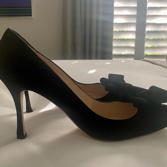 Manolo Blahnik Black Suede Pump wit Bow Detailing - Picture 2 of 4